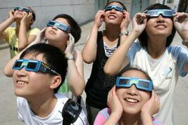 Children wearing solar viewers to safely observe the Sun (Image: Xinhua/Li Xiang/People's Daily Online)