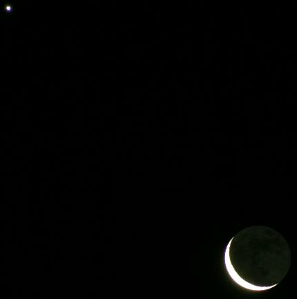 A waning crescent Moon and Venus photographed on the morning of August 19th, 2017 (Photo: Copyright Martin J Powell, 2017)